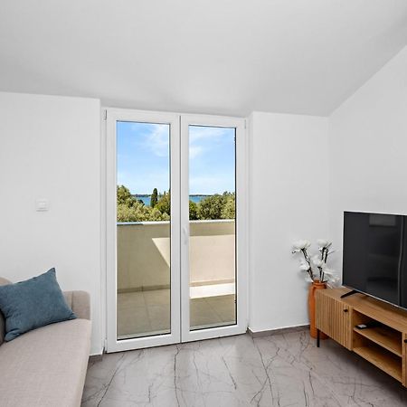 Apartment Nenad - Amazing Sea View ! Only 500 Meters From The Beach ! Fazana Bagian luar foto