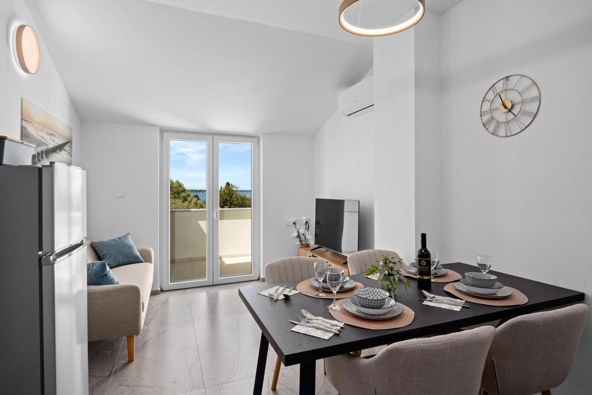 Apartment Nenad - Amazing Sea View ! Only 500 Meters From The Beach ! Fazana Bagian luar foto